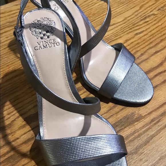 BRAND NEW: VINCE CAMUTO HOLIDAY SILVER NEW HEELS - Picture 7 of 8